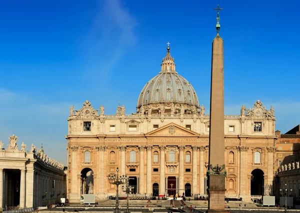 Plaza y Basílica de San Pedro, Vaticano — Foto de Stock