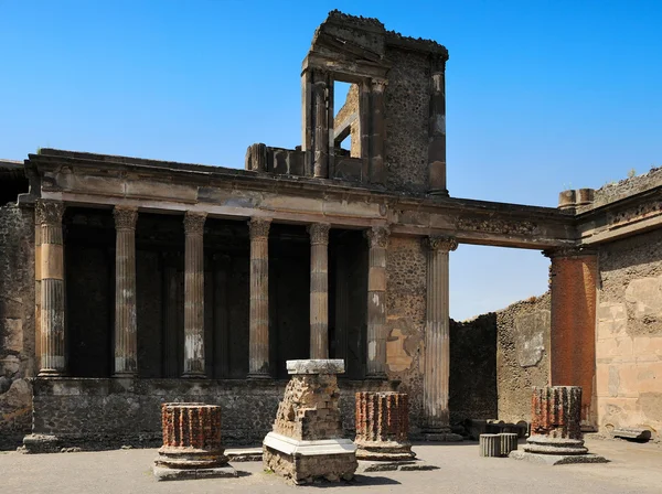 Das Tribunal in der Basilika, Pompeji — Stockfoto