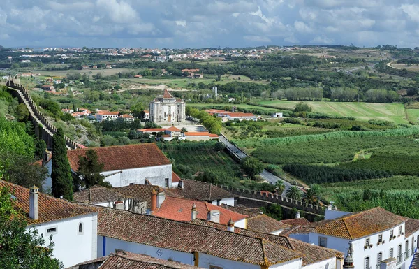 El campo circundante y la iglesia de Nuestro Señor Jesús, Obidos —  Fotos de Stock