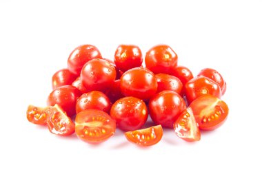 Beyaz arkaplanda izole domatesler