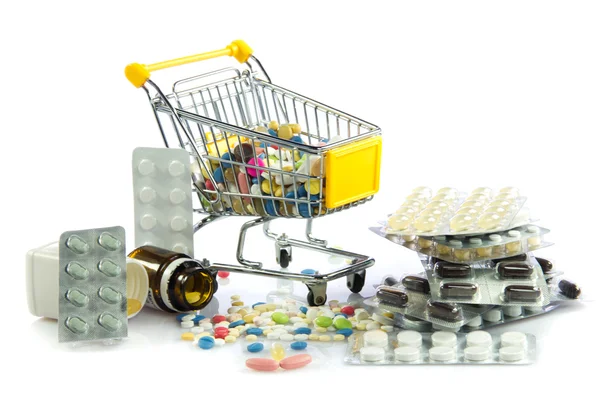 Beyaz arka plan üzerinde izole hapları ile alışveriş arabası