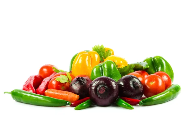 Grönsaker på isolerade vit bakgrund — Stockfoto
