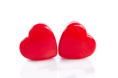 Beyaz arkaplanda izole edilmiş kalpler