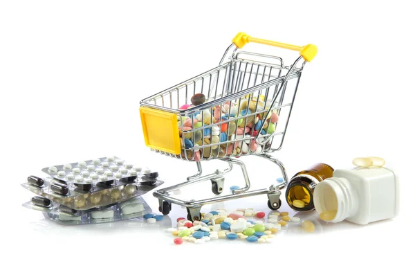 Carrello shopping con pillole isolate su sfondo bianco — Foto Stock
