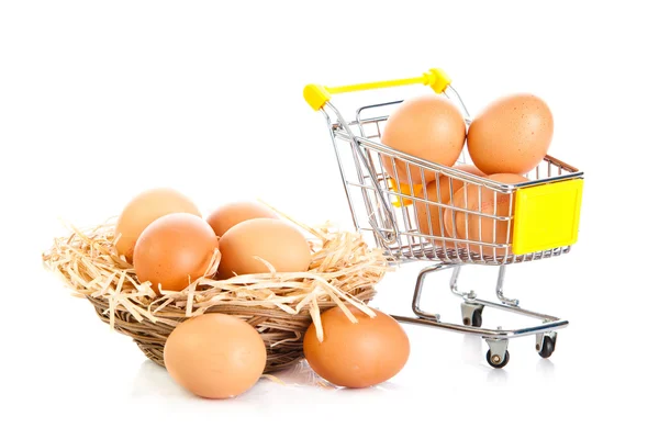 Huevos y carrito aislado sobre fondo blanco — Foto de Stock