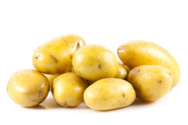 Beyaz arkaplanda izole edilmiş patates