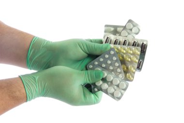 Beyaz arka plan üzerinde izole eller hapları