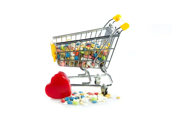 Carrito de la compra con pastillas, corazón aislado sobre fondo blanco —  Fotos de Stock