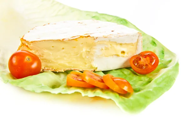 Sýr brie izolovaných na bílém pozadí. camambert — Stock fotografie