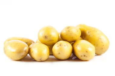 Beyaz arkaplanda izole edilmiş patates