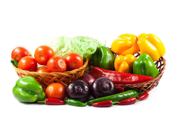 Verschillende groenten geïsoleerd op witte achtergrond — Stockfoto