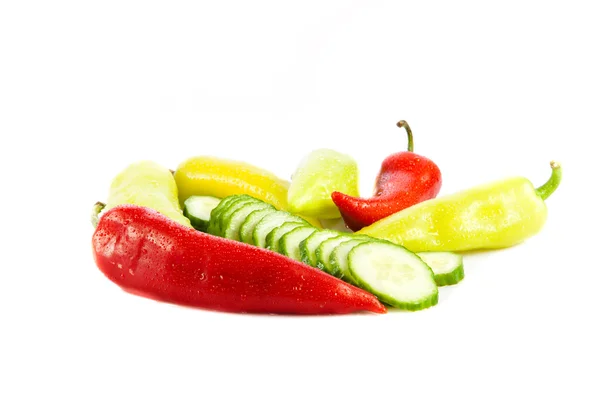 Chili und Gurke isoliert auf weißem Hintergrund — Stockfoto