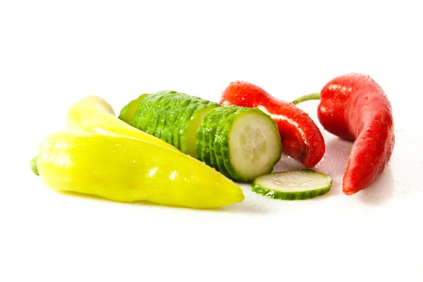 Spaanse peper en komkommer geïsoleerd op witte achtergrond — Stockfoto