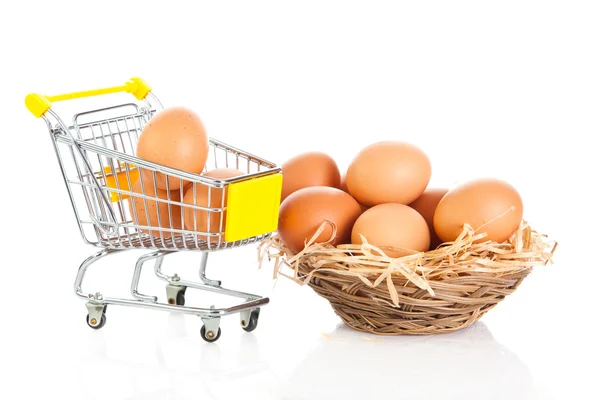 Ägg och shopping trolly isolatedon vit bakgrund — Stockfoto