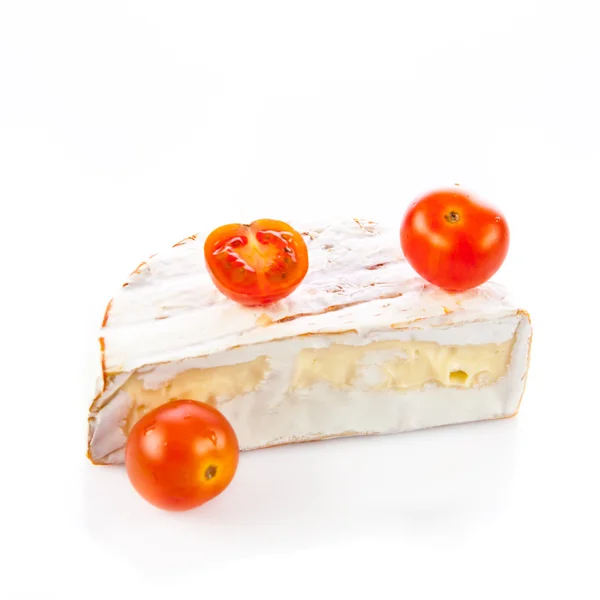 Τυρί brie που απομονώνονται σε λευκό φόντο. camambert — Φωτογραφία Αρχείου