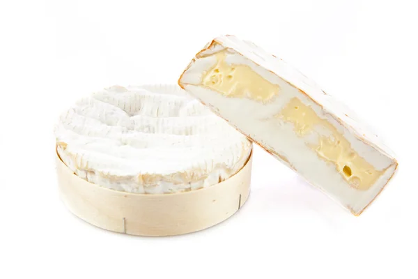 Brie de queso aislado sobre fondo blanco. camambert —  Fotos de Stock