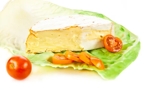 Sýr brie izolovaných na bílém pozadí. camambert — Stock fotografie