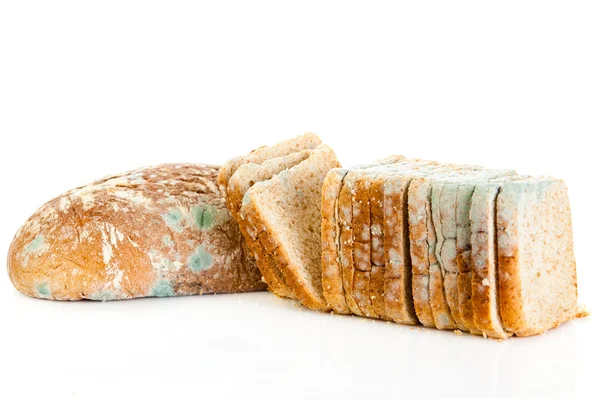 Mögligt bröd isolerad på vit bakgrund Stockfoto