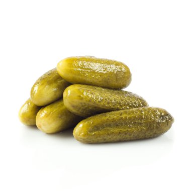 salatalık beyaz arkaplanda izole edildi