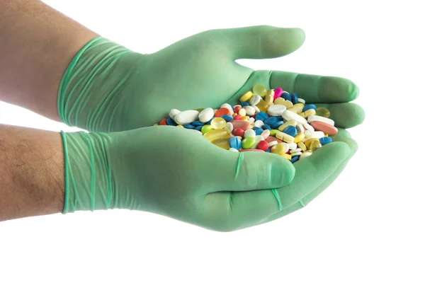 Pillen op handen geïsoleerd op witte achtergrond — Stockfoto