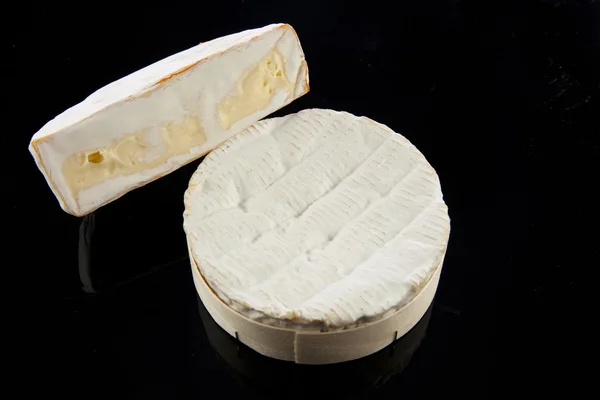 Campo negro de queijo da Camambert — Fotografia de Stock