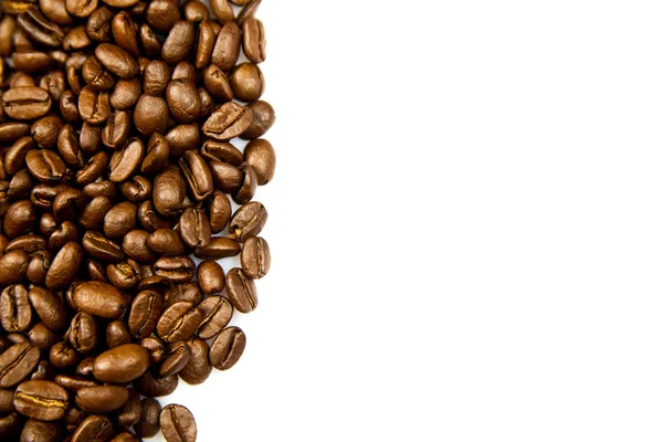 Bonen van de koffie geïsoleerd op witte achtergrond — Stockfoto