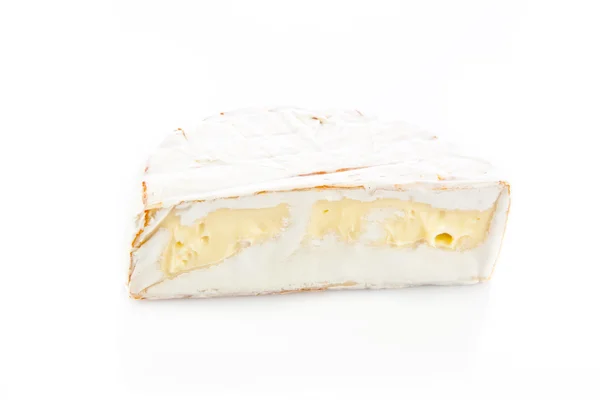 Kaas brie geïsoleerd op een witte achtergrond. Camambert — Stockfoto