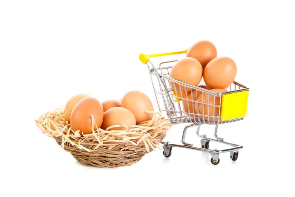 Ägg och shopping trolly isolatedon vit bakgrund — Stockfoto