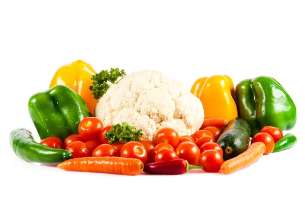 Olika grönsaker isolerad på vit bakgrund — Stockfoto