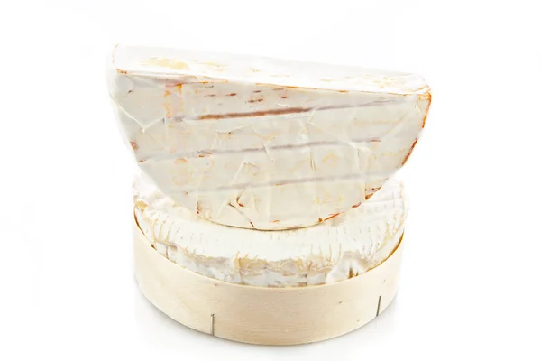 Сыр бри изолированы на белом фоне. camambert — стоковое фото