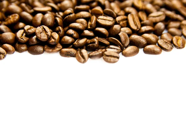 Fazole kávy izolovaných na bílém pozadí — Stockfoto