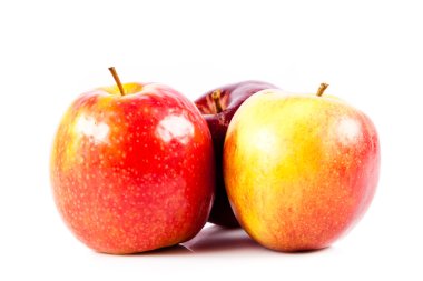 kırmızı elmalar beyaz arkaplanda izole edilmiş