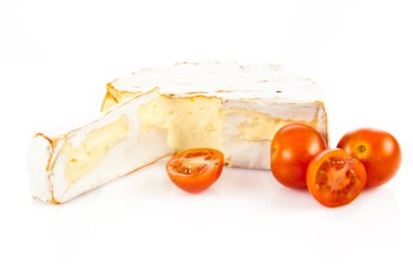 Beyaz arka plan üzerinde izole brie peyniri. Camambert