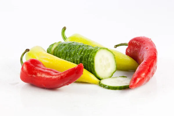 Chili und Gurke isoliert auf weißem Hintergrund — Stockfoto