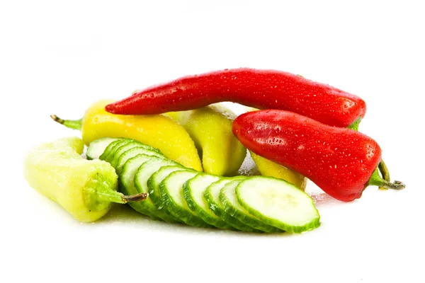 Chili und Gurke isoliert auf weißem Hintergrund — Stockfoto