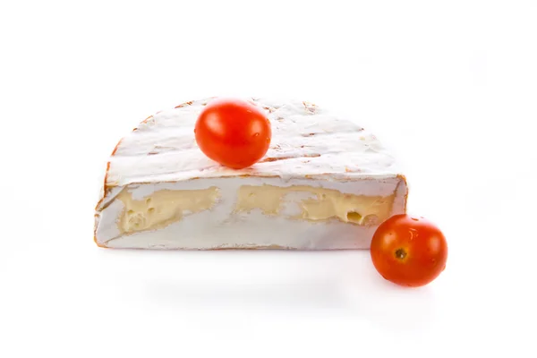 Kaas brie geïsoleerd op een witte achtergrond. Camambert — Stockfoto