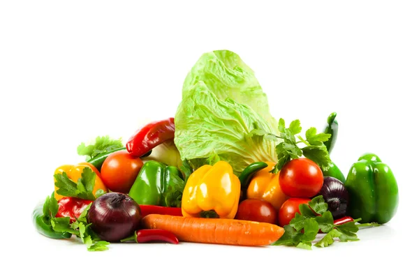 Grönsaker på isolerade vit bakgrund — Stockfoto