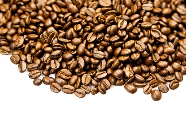 Kaffeebohnen isoliert auf weißem Hintergrund — Stockfoto