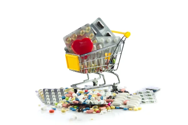 Carrello della spesa con pillole, cuore isolato su sfondo bianco — Foto Stock