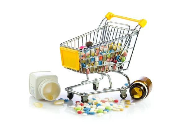 Carrinho de compras com pílulas isoladas em fundo branco — Fotografia de Stock