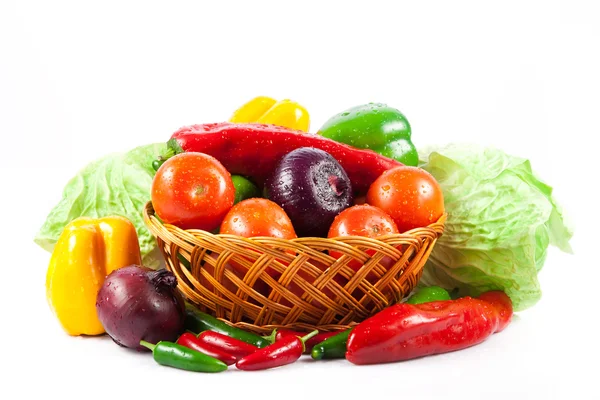 Diferentes verduras aisladas sobre fondo blanco —  Fotos de Stock