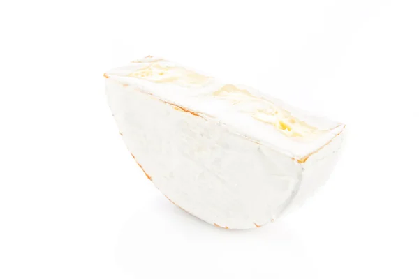 奶酪乳酪孤立在白色背景上。camambert — 图库照片