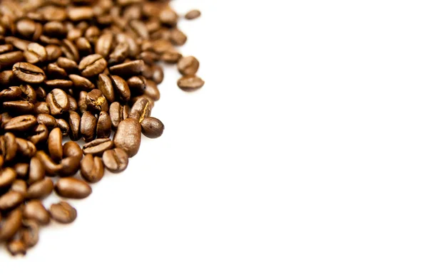 Fazole kávy izolovaných na bílém pozadí — Stockfoto