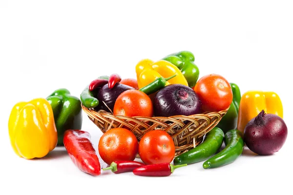 Verschillende groenten geïsoleerd op witte achtergrond — Stockfoto