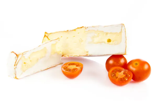 Kaas brie geïsoleerd op een witte achtergrond. Camambert — Stockfoto