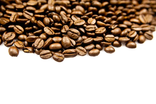 Bonen van de koffie geïsoleerd op witte achtergrond — Stockfoto