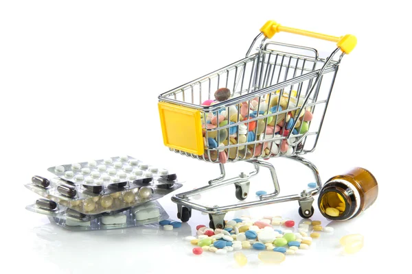 Beyaz arka plan üzerinde izole hapları ile alışveriş arabası
