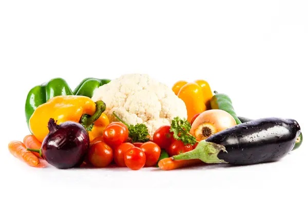 Diferentes verduras aisladas sobre fondo blanco — Foto de Stock