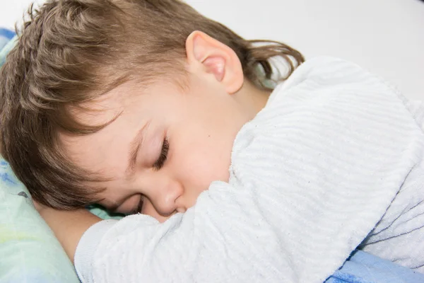 Спящий мальчик сын — стоковое фото