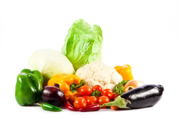 Olika grönsaker isolerad på vit bakgrund — Stockfoto